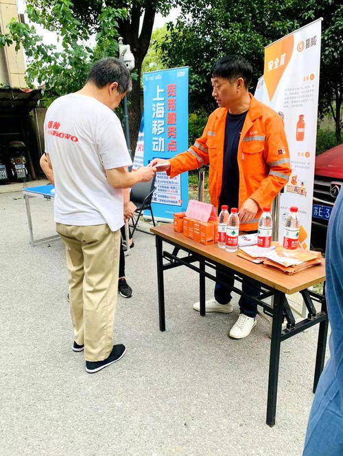 宝山开展便民服务活动，理发、安全宣传、法律咨询等一应俱全，网络技术服务同步上线